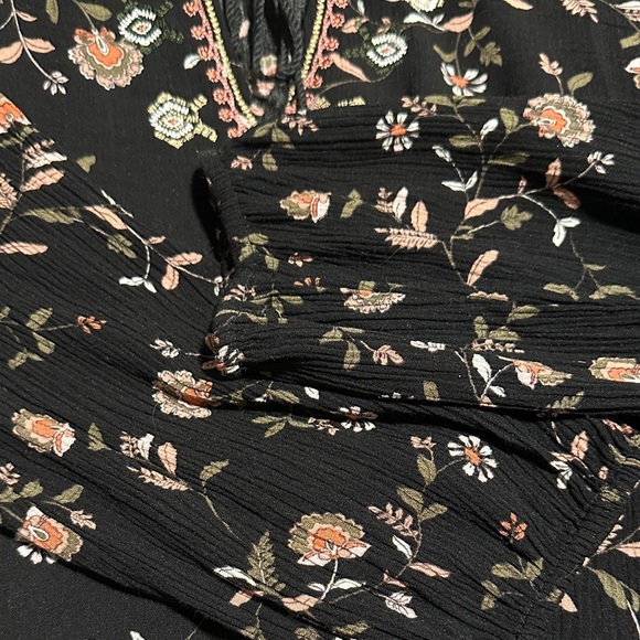 Chic Black Floral Blouse - Picture 8 of 13